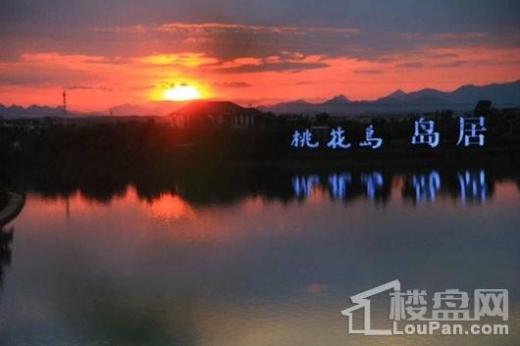 桃花岛71.53%绿化率，0.52容积率